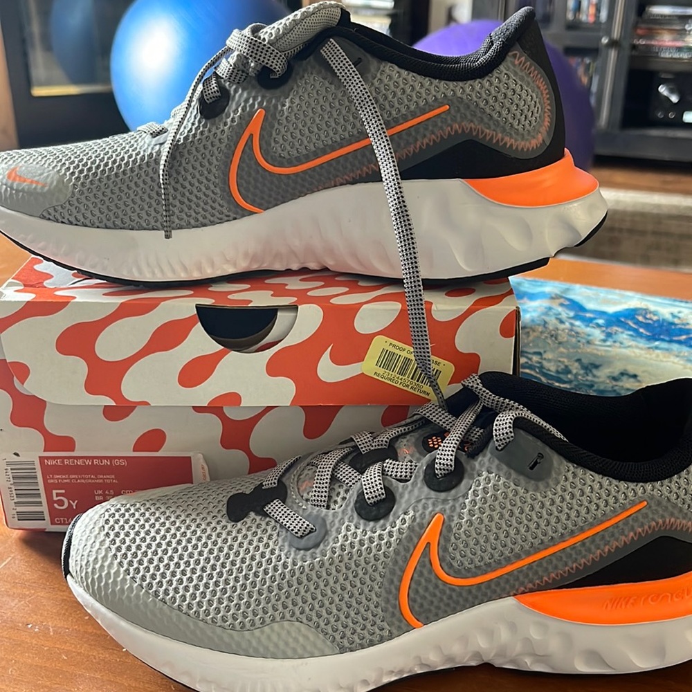 Boys size 5 Nike Renew Run shoes